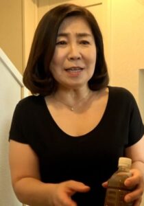 通販で買った電マで早速オナニーを始める品の良い熟女が配達員に見られてしまい…。配達員に欲求不満をぶつける痴女SEX！